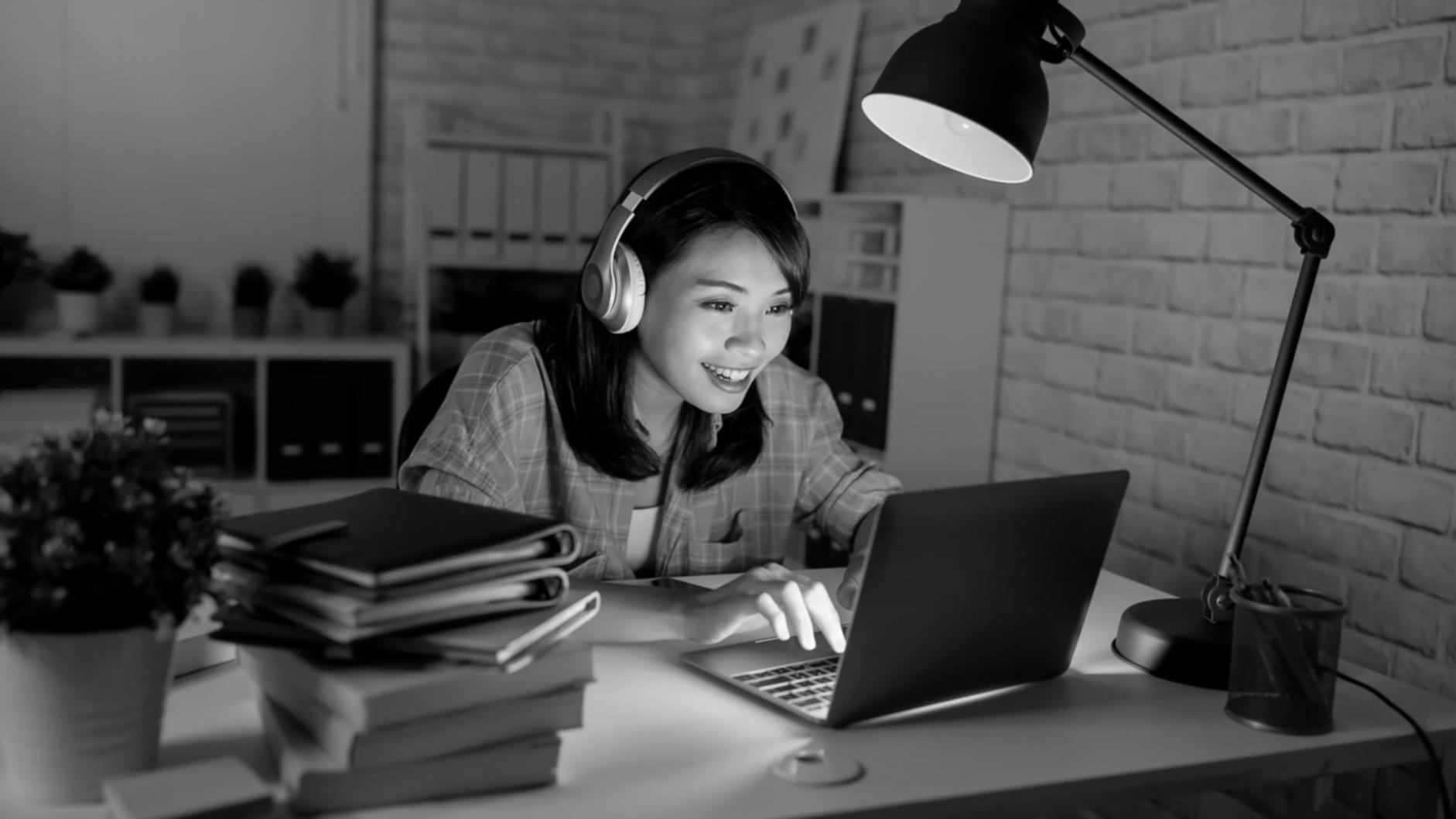 Estudiante explorando plataforma educativa durante sesión de prueba