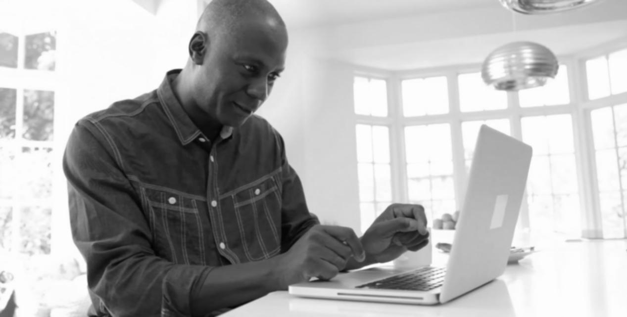 Estudiantes colaborando en sesión de aprendizaje en línea